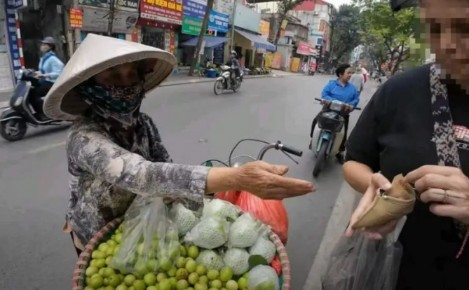 越南河内女商贩屠宰顾客被罚款,外国游客的权益得到保障..