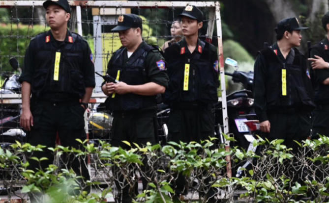 “越南华人女首富”案开庭审理，越南警方出动了数百名警察保驾护航