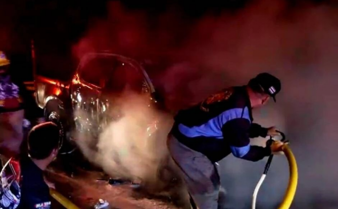 中国男子驾车起火也不停车！差点在车里被烧死！