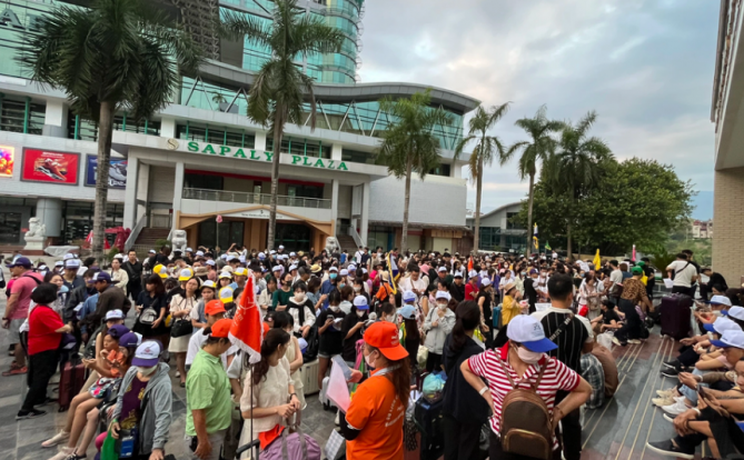 越南新闻丨多名越南游客通过老街国际口岸前往中国旅游