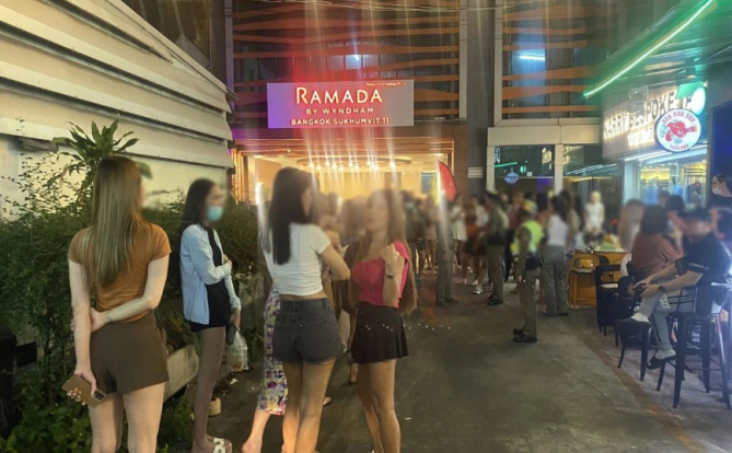 人妖冲突事件!上百名泰国变性人约20名菲律宾变性人讨要说法,泰警察拦都拦不住!