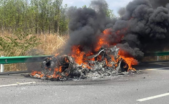 在柬埔寨高速上豪车自燃，中国男子成功脱险！