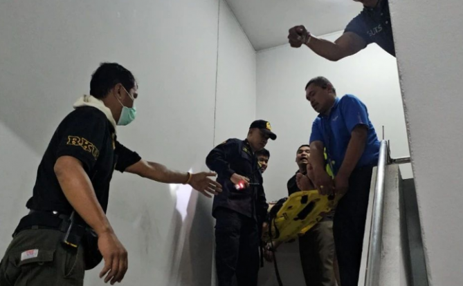 一中国男子在泰全身赤裸要自杀，情绪激动，试图跳下5层高天台！