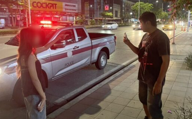 真是变态！泰国一名20岁的女子在乘车过程中发现司机没有穿裤子，暴露隐私部位