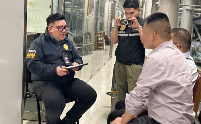 一眼被识破!两名中国男子在泰国机场被捕!伪造护照假装加拿大人
