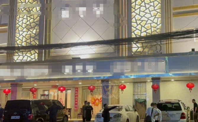 ​金边一KTV一群中国人凌晨醉酒发生肢体冲突，一名男子持刀威胁在场的人！