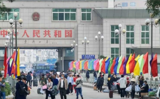 近期,大批中国游客通过芒街口岸来越南,中国赴越南旅游市场复苏