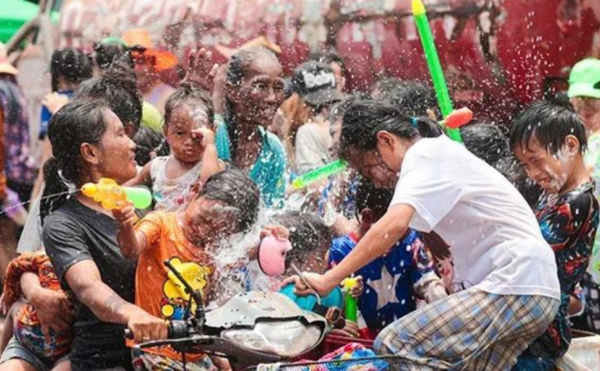 泰国泼水节期间迎来192万人次的外国游客，旅游总收入超过1403亿泰铢，中国排名第一！