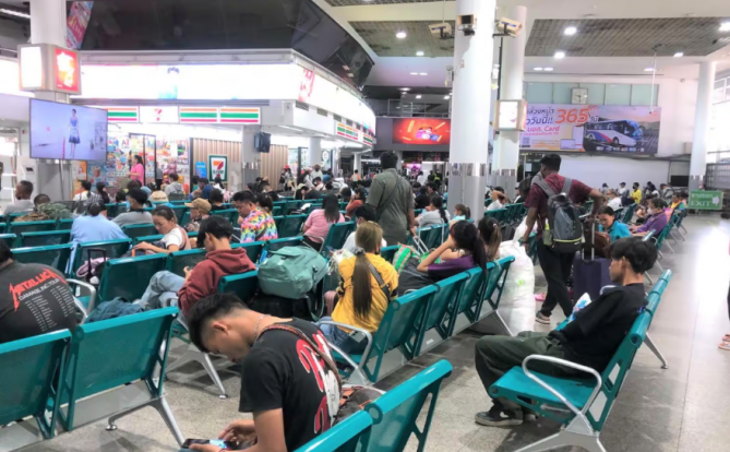 泰国宋干节即将到来，大批民众将借此机会返乡旅游！泰国交通大拥堵！