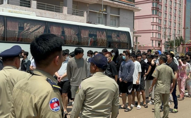 柬埔寨网赌电诈窝点被捣毁，共驱逐了两批共123名越南人，其中包括16名女性！
