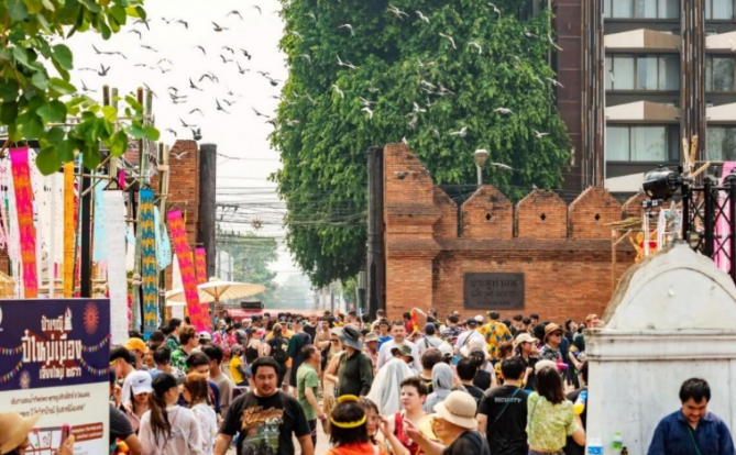 清迈泼水节游客将达400,000人,酒店预订达70%!预计将创造不少于100亿泰铢的收入