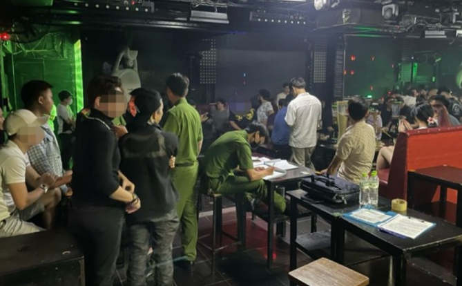 胡志明市的两家餐馆无证经营卡拉ok服务，并招募数十名穿着性感服装的女服务员招待外国客人