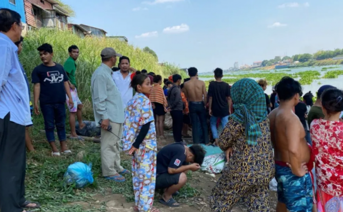 在金边一所大桥下发现一女子尸体，该女子衣冠不整，似乎在生前遭受了什么折磨……