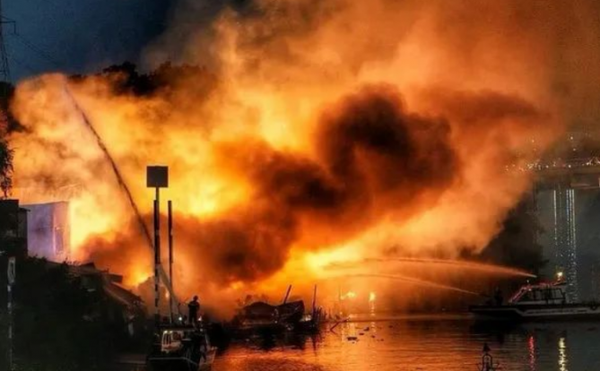 越南胡志明市一所房屋发生火灾,冒出浓烟并发生巨大爆炸
