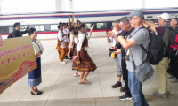 中国240名乘客已抵达老挝万象，受到老挝文旅部代表的热烈欢迎！