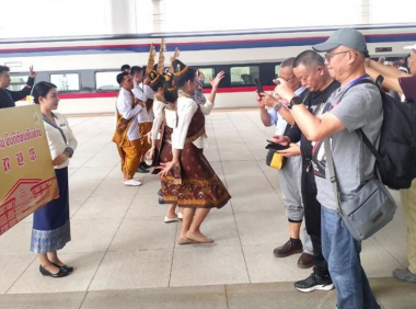 中国240名乘客已抵达老挝万象，受到老挝文旅部代表的热烈欢迎！