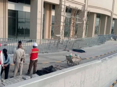 金边一栋正在施工的公寓楼外发现一名中国男子的尸体,警方调查受害者是从六楼跳下,当场身亡!