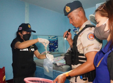 泰国一卡拉OK店被警方捣毁,在房间内发现大量安全套!