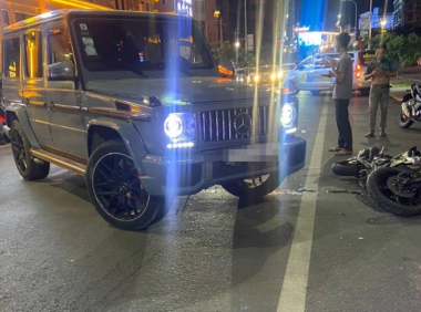 一名中国男子驾车在西港与一辆本地人驾驶的摩托车相撞,摩托车男子受重伤!