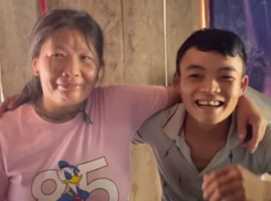 越南一对夫妻引起热议，年龄相差27岁，两人结婚遭全村反对！