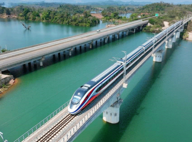 昆明海关累计监管中老铁路进出口货物超过800万吨