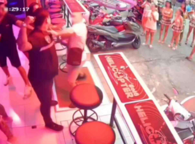 泰国一保安疑似踢打外国游客,并引起热议!