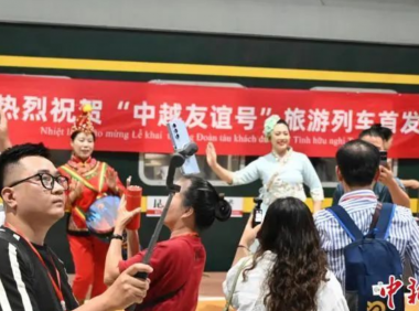 首发！170名越南游客乘坐“中越友谊号”旅游专列开启云南之旅！
