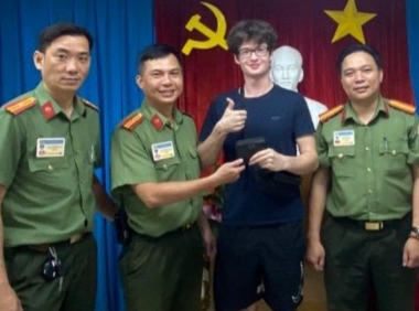 越南一名游客在获归还遗失的近1亿盾后被工作人员火速归还！