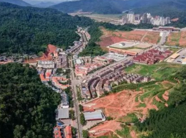 “五一”假期首日，中老铁路磨憨口岸共放行出入境旅客1038人，单日旅客人数首次突破1000人