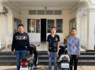 金边3名飞车党试图从一名中国男子手中抢走手提包,最终被金边警方逮捕!