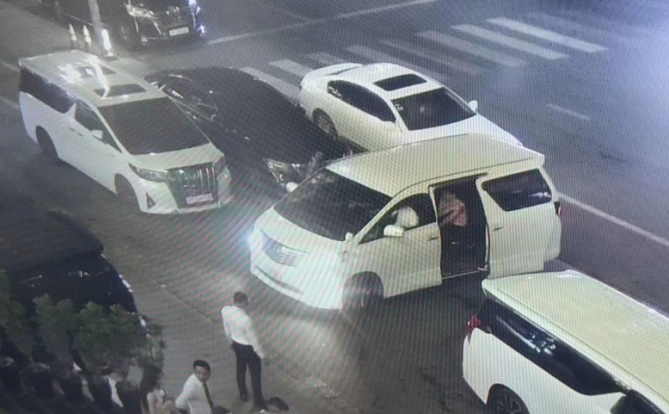 西港一家赌场前聚众斗殴,造成1名中国男子身亡,多人受伤!