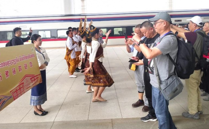 中国240名乘客已抵达老挝万象，受到老挝文旅部代表的热烈欢迎！
