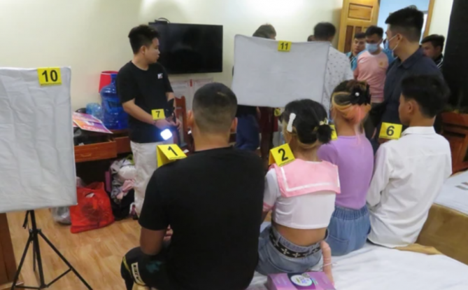 越南警方逮捕一批利用未成年女孩进行涉黄直播的犯罪嫌疑人,其中包括4名中国男子!