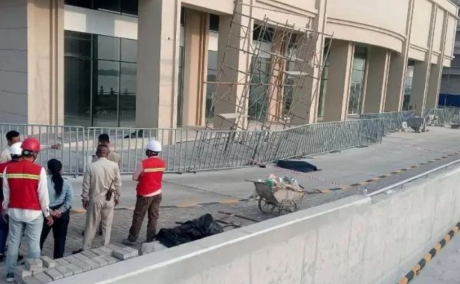 金边一栋正在施工的公寓楼外发现一名中国男子的尸体，警方调查受害者是从六楼跳下，当场身亡！