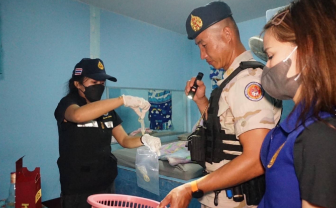 泰国一卡拉OK店被警方捣毁，在房间内发现大量安全套！