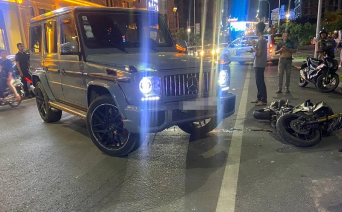 一名中国男子驾车在西港与一辆本地人驾驶的摩托车相撞,摩托车男子受重伤!