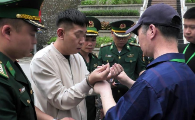 越南河内警方逮捕了一名中国籍诈骗通缉犯,现已将其移交给中国有关部门!