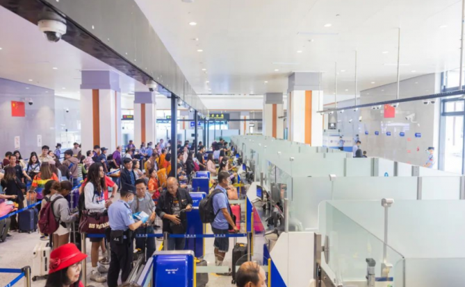 中老铁路磨憨口岸迎来出入境客流高峰,验放人次超4000余人,同比增长101%!