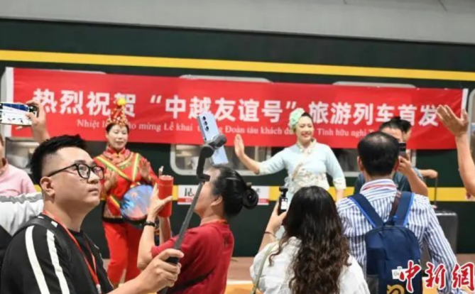 首发!170名越南游客乘坐“中越友谊号”旅游专列开启云南之旅!