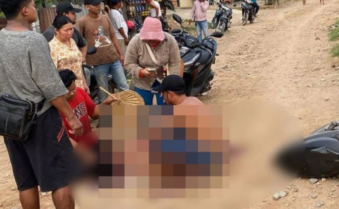 狠人！被火车撞飞！金边一名男子骑摩托勇闯铁路，身受重伤！