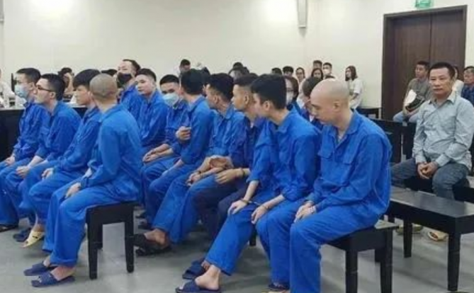 河内人民法院一审公开开庭审理跨国洗钱团伙中的21名被告人!