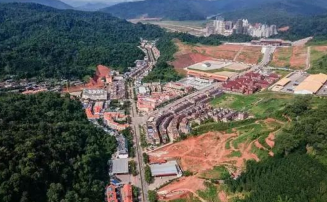 “五一”假期首日,中老铁路磨憨口岸共放行出入境旅客1038人,单日旅客人数首次突破1000人