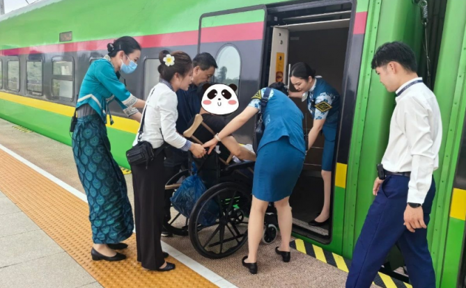 一名中国公民在老挝发生交通事故,经过多次爱心接力,现在已经成功回国治疗!