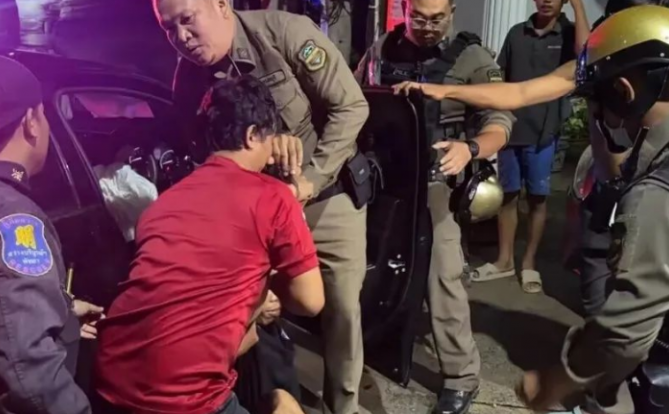 泰国一香港男子驾驶汽车撞上电线杆，随后在车里竟发现这东西！