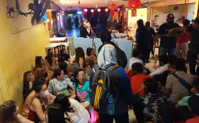 按摩院暗地里设淫窟提供性服务被捣毁，共逮捕51名男女，包括缅甸女子在内！